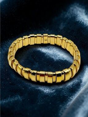 Beautiful Women's St John Gold Tone Stretch Bracelet 6-8"
